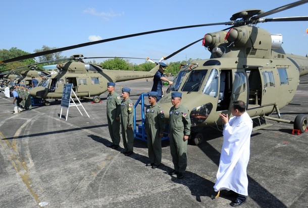 菲律宾飞行员保养新型直升机