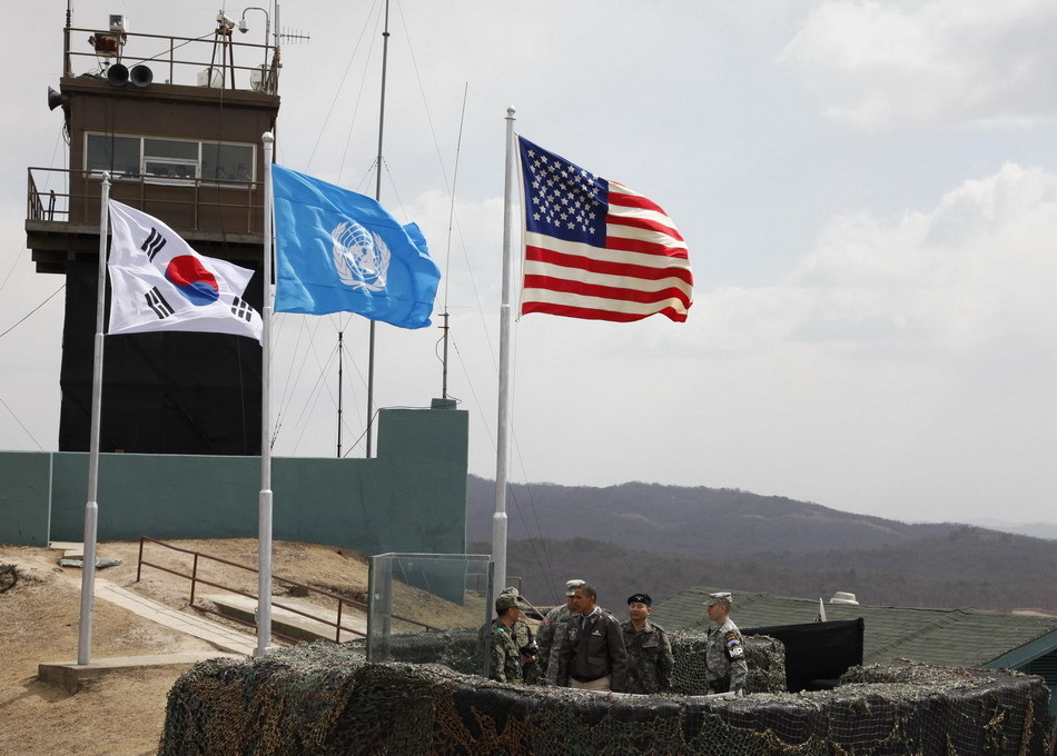奥巴马在朝韩边界使用望远镜观察