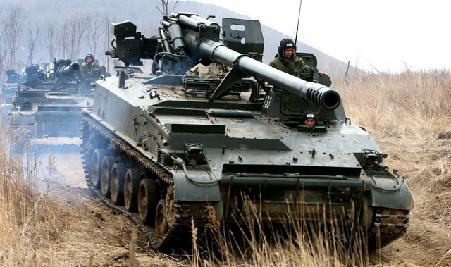 2s5风信子自行榴弹炮编队开进