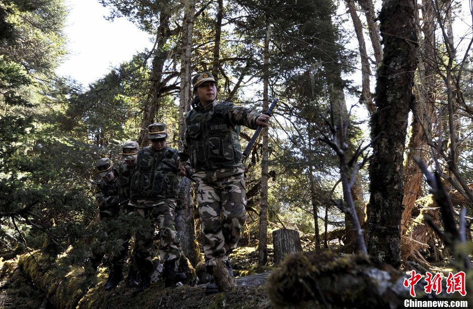 西藏林芝公安边防支队米林县南伊乡女子边防派出所的官兵在南伊沟内