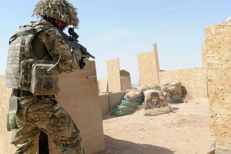 驻阿富汗精锐英军作战分队实弹射击练枪法