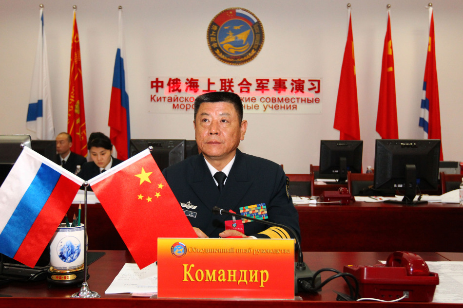 北海舰队司令员田中海军中将密切掌握海上演习态势