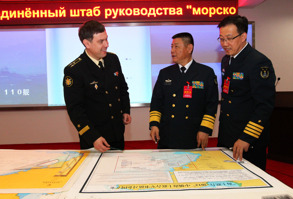 北海舰队司令员田中海军中将密切掌握海上演习态势