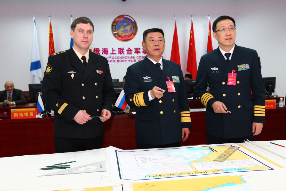 北海舰队司令员田中海军中将密切掌握海上演习态势