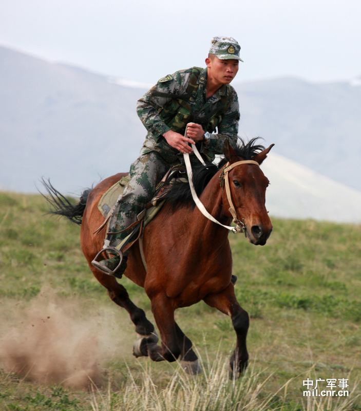 解放军驻新疆伊犁边防官兵骑马巡逻守边_高清图集_新浪网