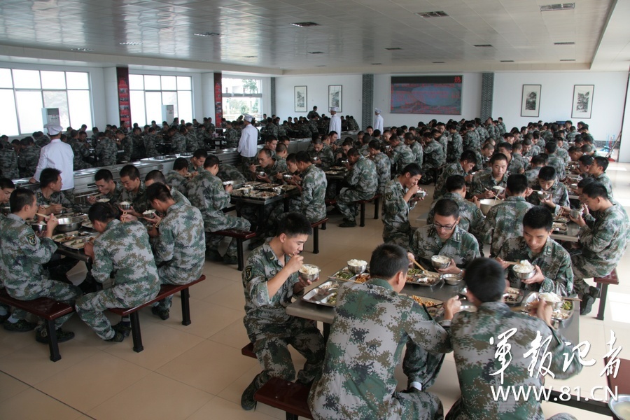 南京军区舟桥旅保障官兵"吃啥有啥"