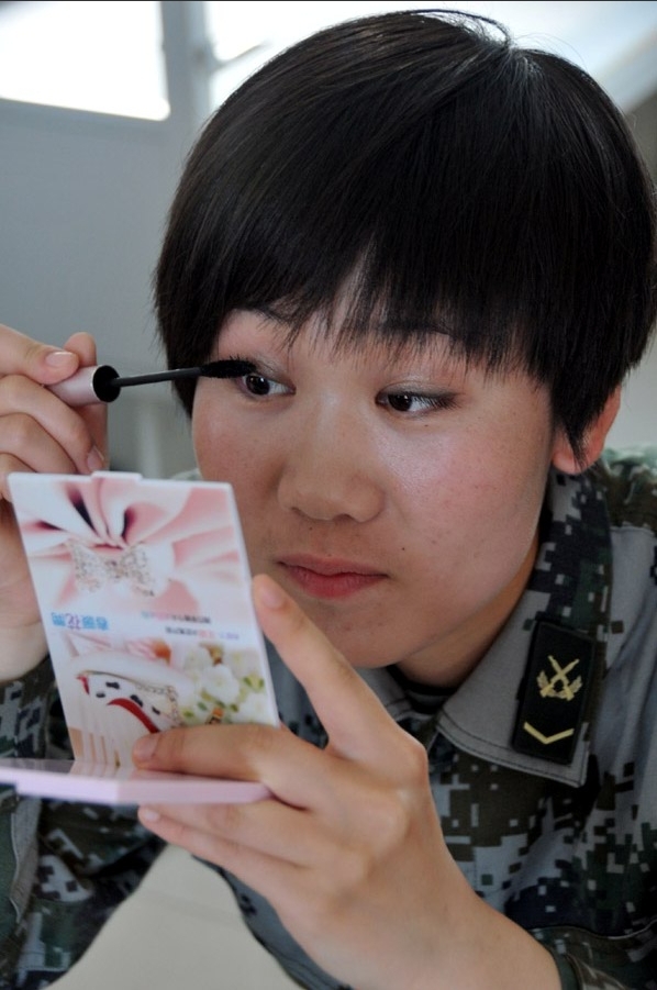 二炮女导弹兵真容亮相 请军迷自己找"美女"_高清图集_新浪网