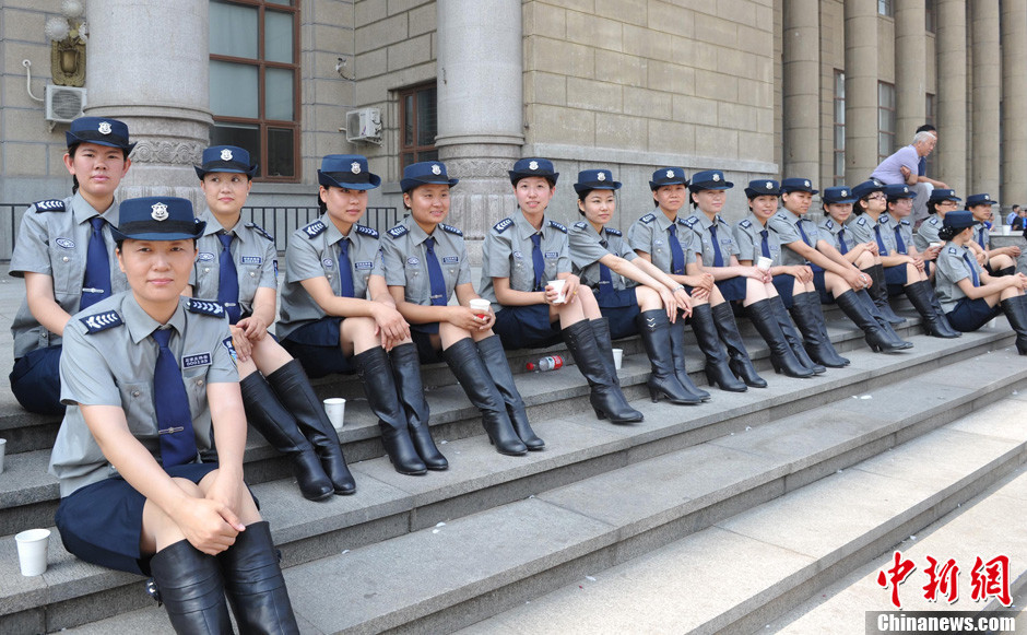 河北举行安保人员技能大练兵 女保安秀新式制服_高清图集_新浪网