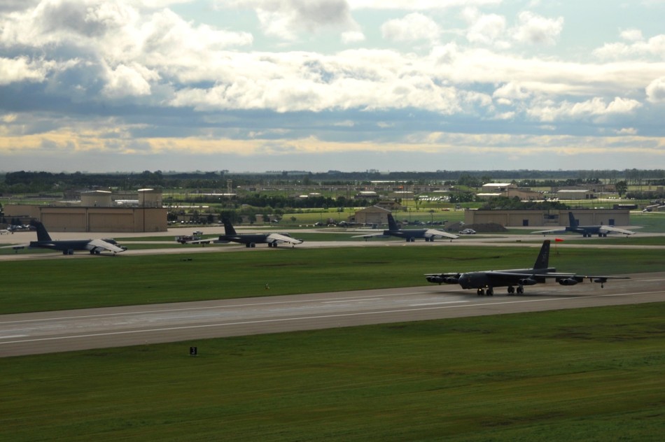 b-52h战略轰炸机练紧急起飞