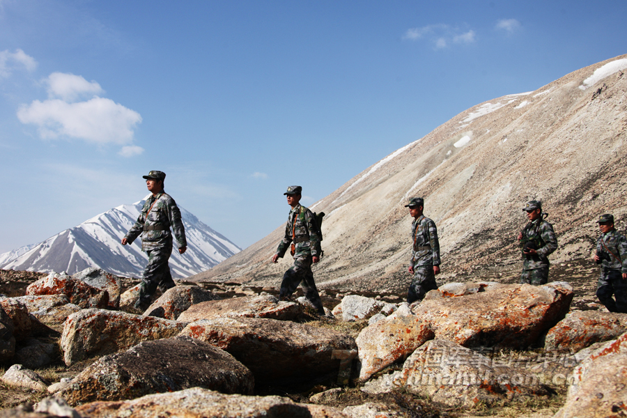 我边防军巡逻5560米高原:寒风刺骨紫外线像火烤_高清图集_新浪网