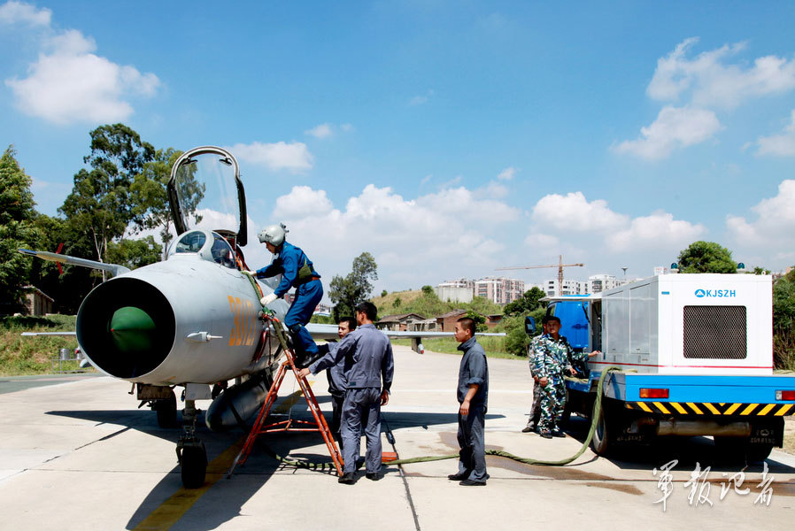 空军驻闽预备役场站能保障歼击机强击机等升空作战_高清图集_新浪网