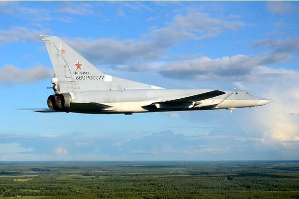 俄空军图-22m3轰炸机进行编队超低空飞行训练_高清图集_新浪网