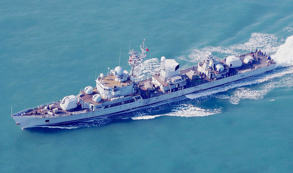 560号导弹护卫舰停放港口