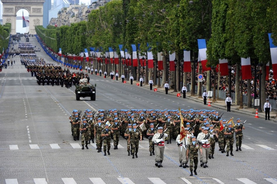 法国举行盛大阅兵式邀请多国驻法武官参观_高清图集_新浪网
