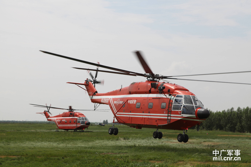 国产直八型灭火直升机首次进行战场救护演练