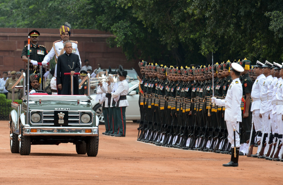 7月25日,新当选的印度总统普拉纳布·慕克吉检阅仪仗队