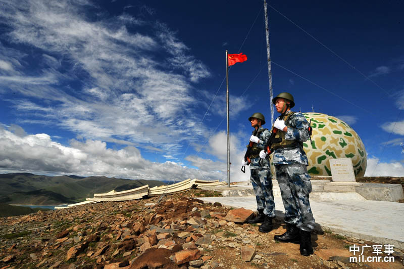 解放军甘巴拉雷达站演练快速识别敌机预警