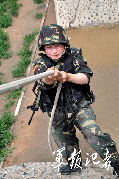 解放军西北"霸王花"女特种兵们训练勇如虎_高清图集_新浪网