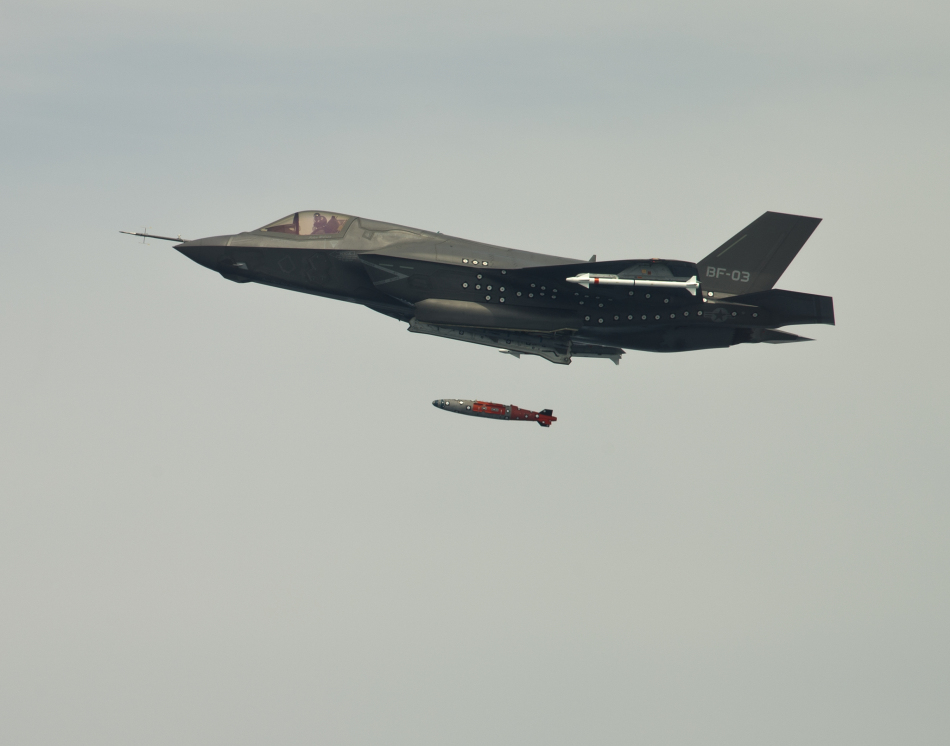 f-35b战机空投gbu32精确制导炸弹