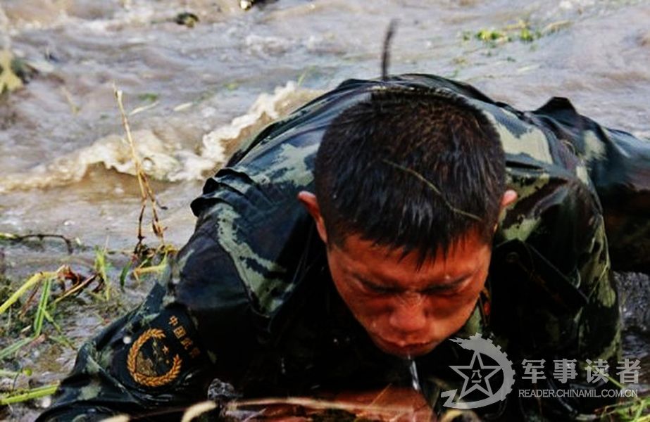 武警特战部队训练残酷挑战士兵极限.
