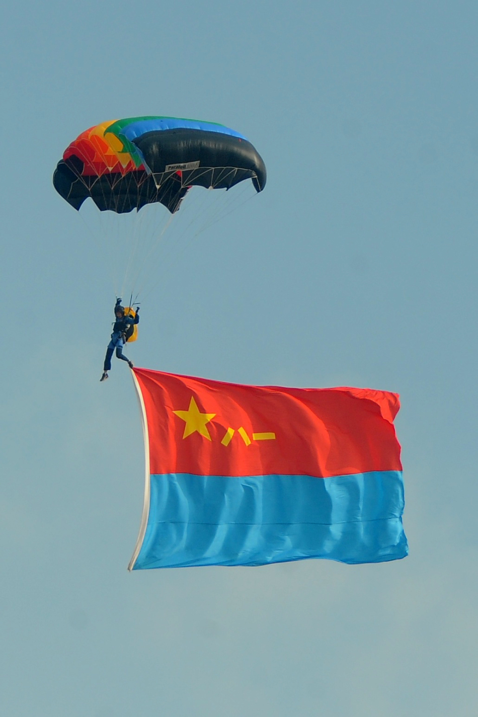 27 08:03:18 1 / 8 8月26日,空军"八一"飞行表演队六架歼-10飞机在做