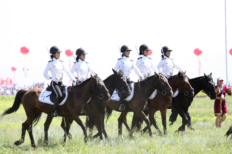美丽女骑警现身内蒙古那达慕运动会场