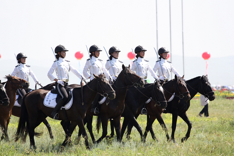 美丽女骑警现身内蒙古那达慕运动会场