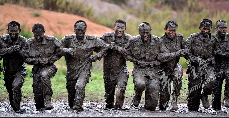 驻云南武警特战兵泥潭训练磨练战斗意志