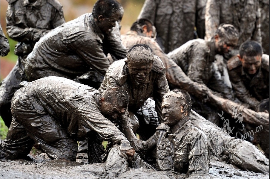 驻云南武警特战兵泥潭训练磨练战斗意志