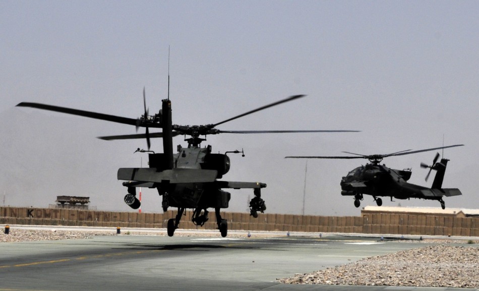 驻阿英军攻击直升机群:杀气汹汹 出动作战_战场武器_中国广播网