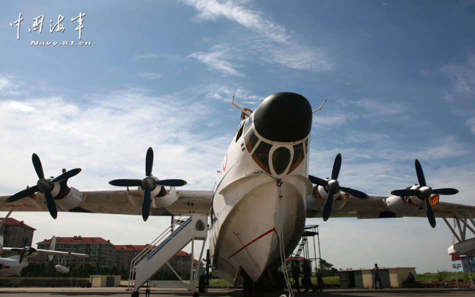 北海舰队出动数架水轰5水上战机演练远海救援