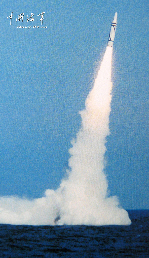 我军飞行员驾超黄蜂直升机航拍巨浪i潜射导弹首射