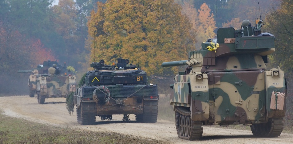 德国本土多国联合军演:豹ii系列坦克伪装抢眼