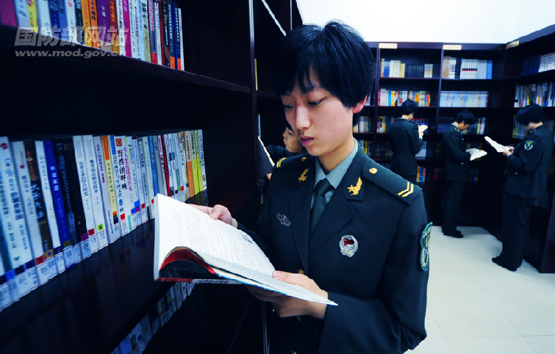 成都军区"模范话务连"女兵个个青春飞扬活力四射_高清图集_新浪网