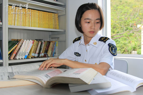 海军美丽女通信兵专业技能熟练入选远洋舰队_高清图集_新浪网