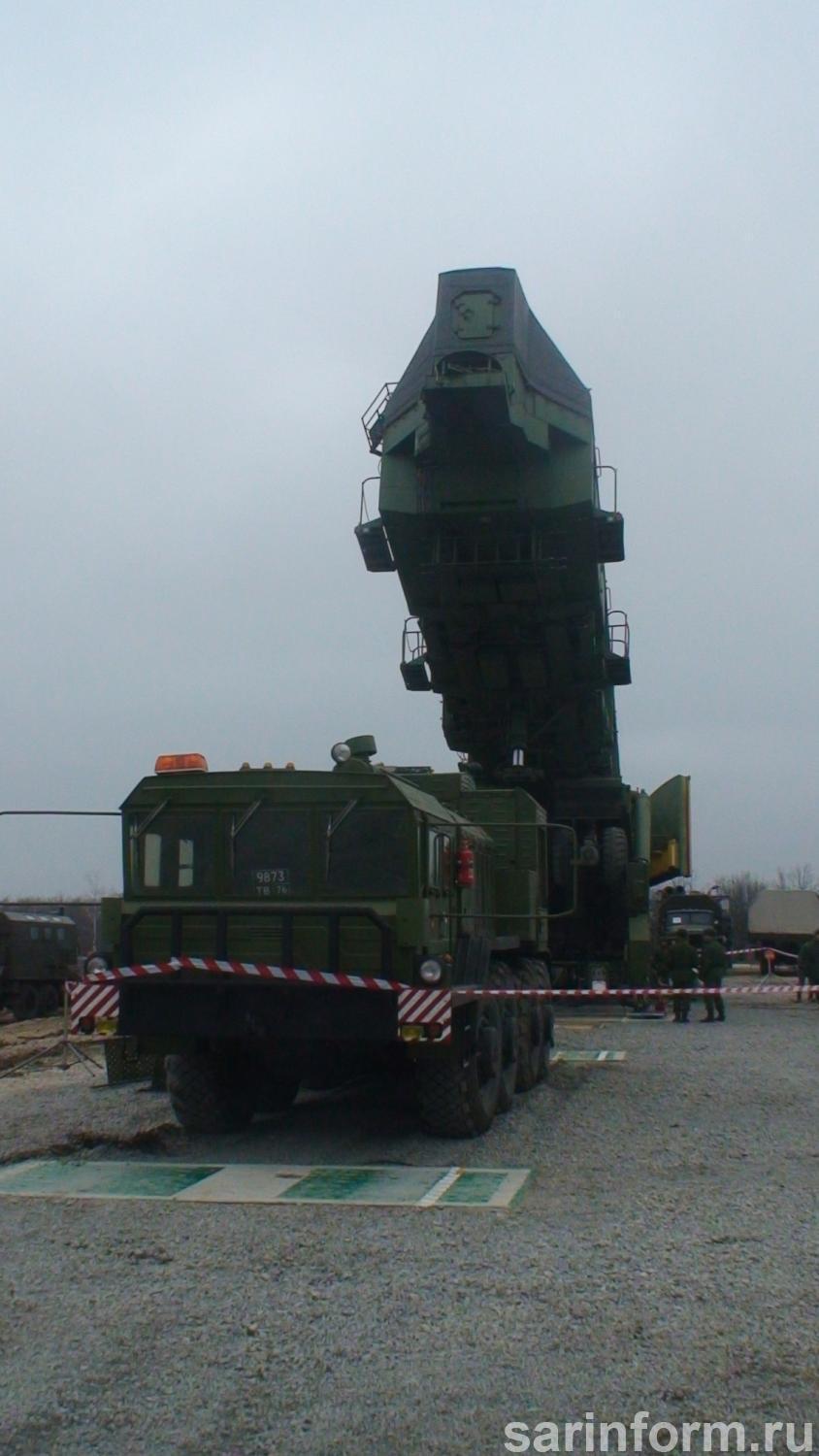 导弹运输车准备与地下井对接