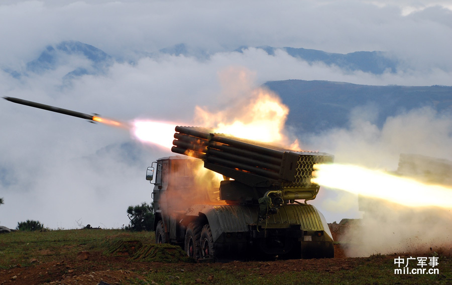 驻云南部队出动重型火炮群对丛林目标饱和攻击_高清图集_新浪网