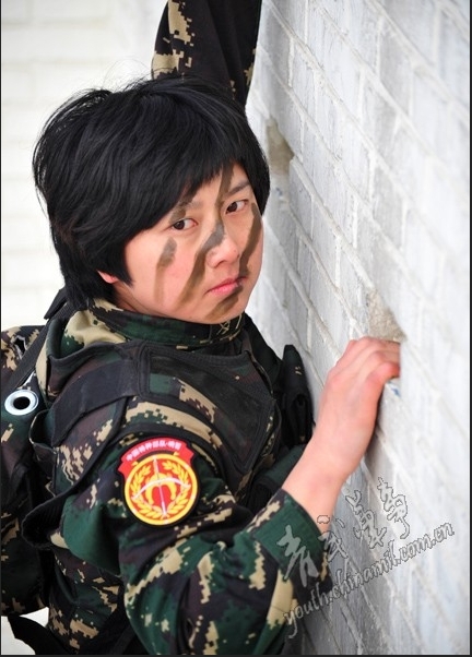 女大学生特种兵攀爬