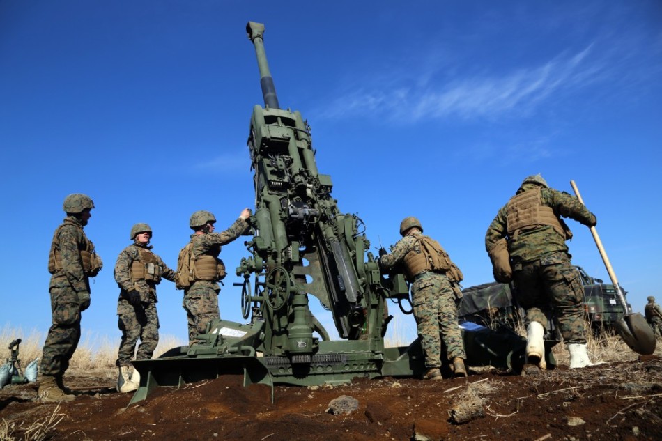 美国海军陆战队炮兵在日本演习