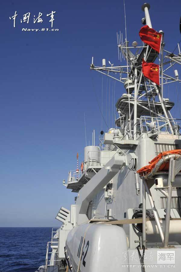 海军北海舰队远海训练编队在经过18天远海训练后停靠青岛某军港