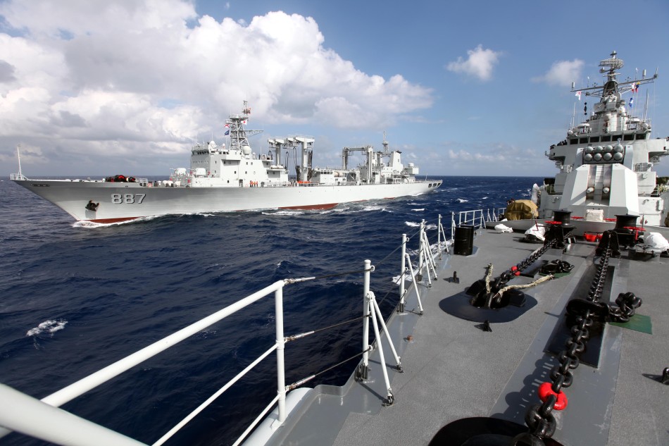 中国海军第14批护航编队完成首次横向补给_高清图集_新浪网