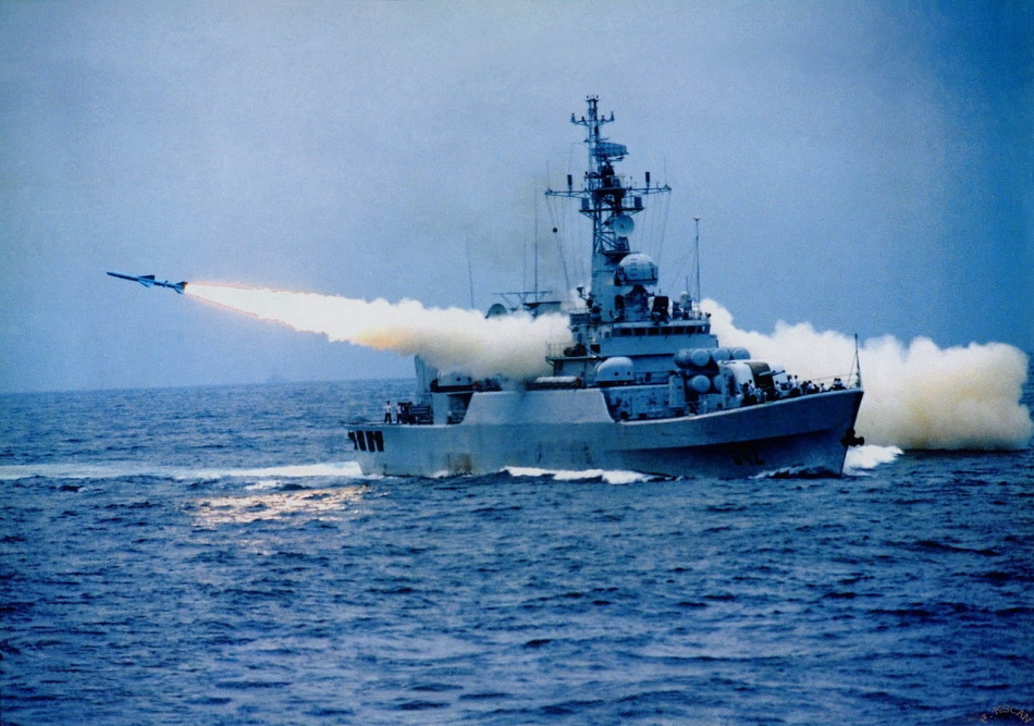 资料图:海军江卫级铜陵舰发射防空导弹