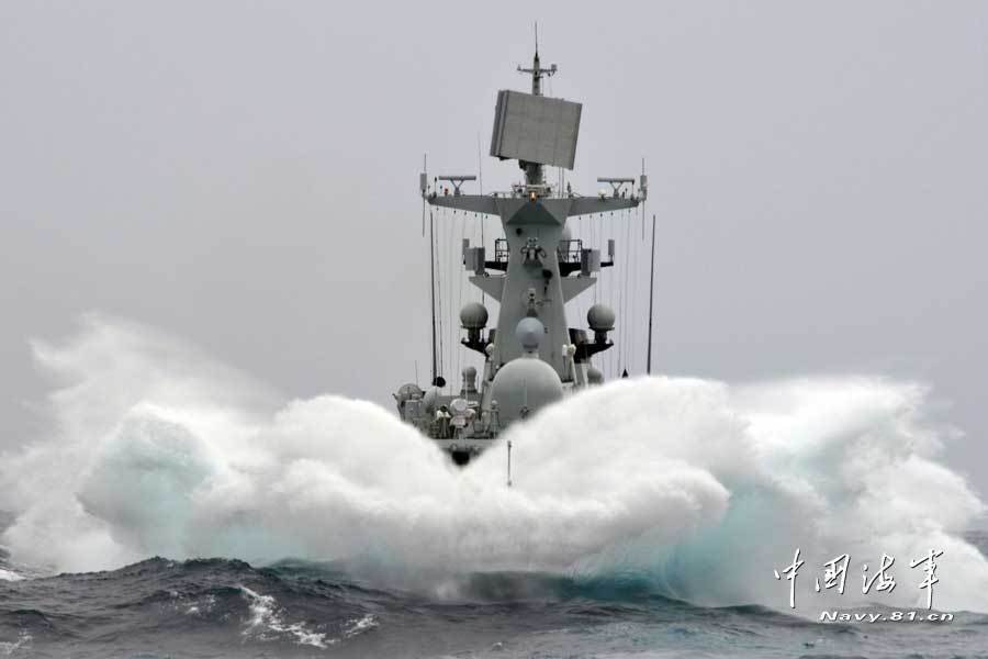 玉林号护卫舰举行海上演练