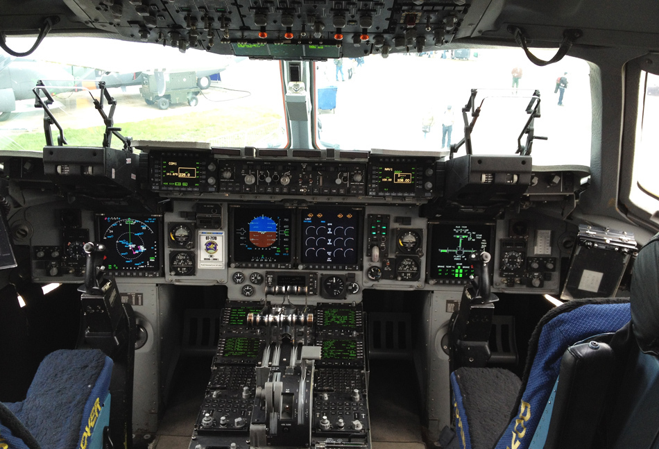 央视首次曝光国产运20驾驶舱内部珍贵画面.