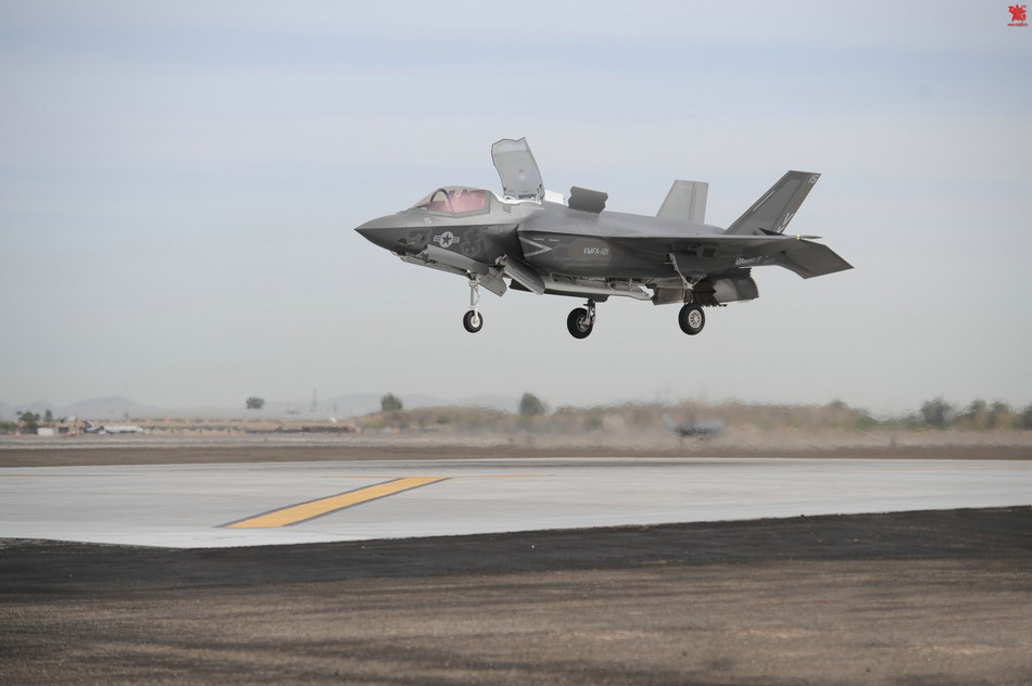 美f-35战机再秀垂直起降性能