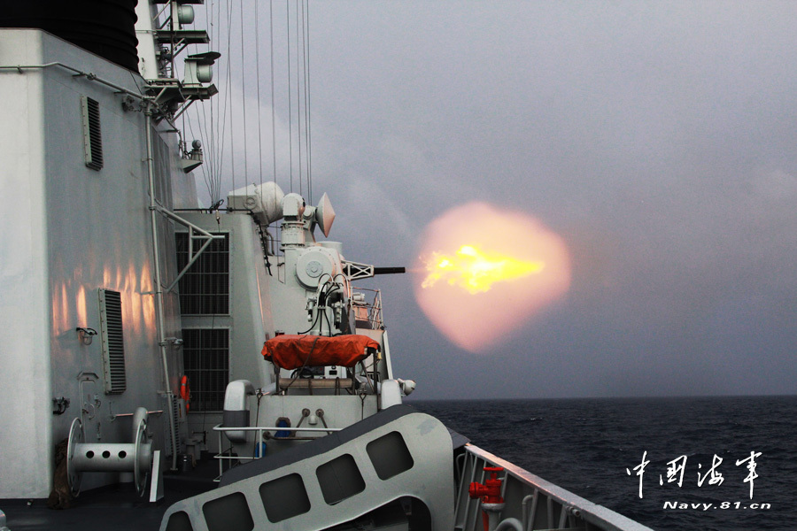 我军广州舰在恶劣海况下演练攻击"敌方潜艇"_高清图集_新浪网