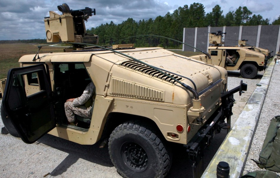 美军为上战场悍马车批量加装遥控武器站