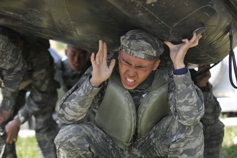 韩军士兵操纵mk19榴弹发射器
