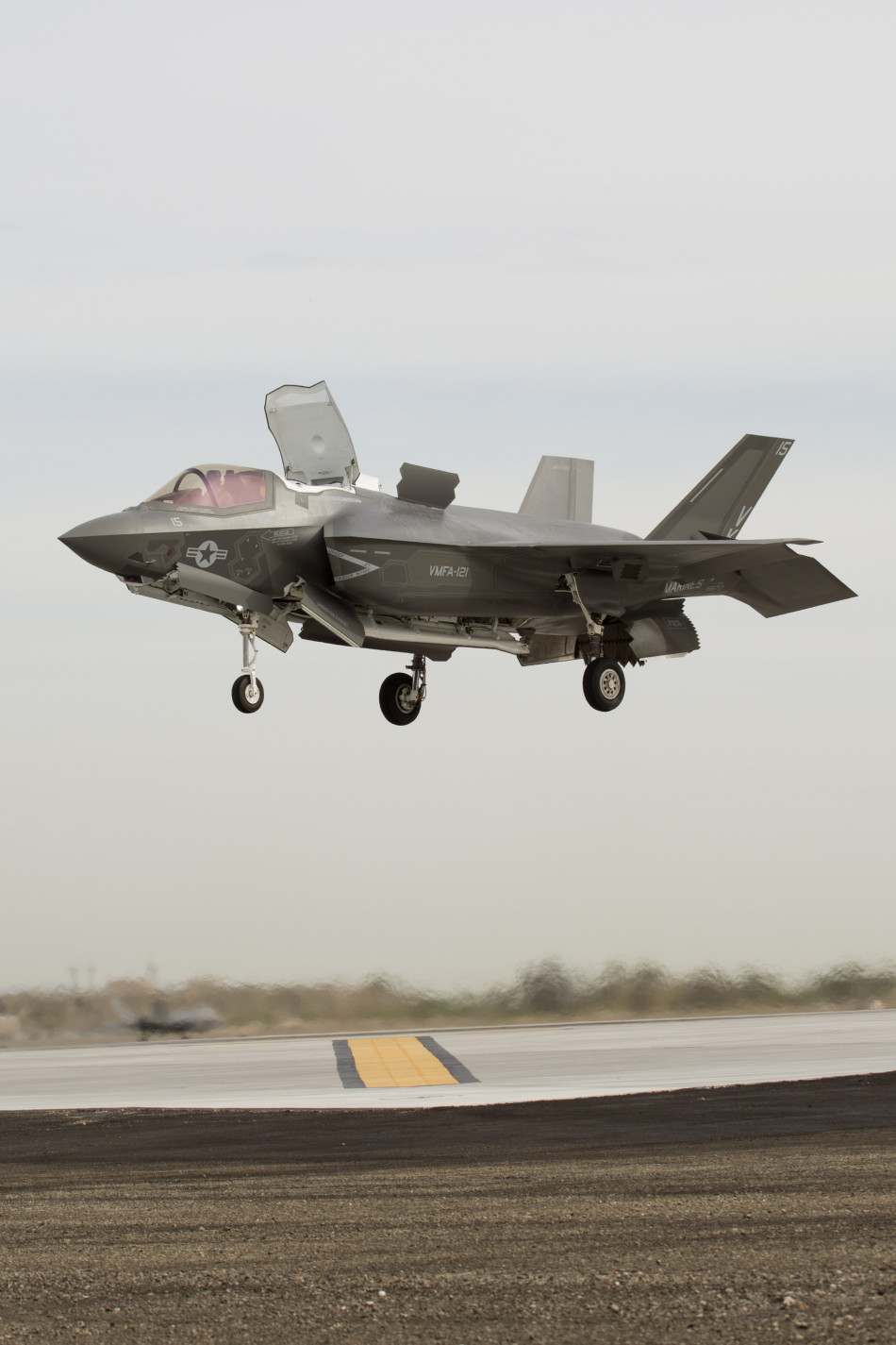 抓紧训练早日成军:美军f-35b战机苦训垂直降落