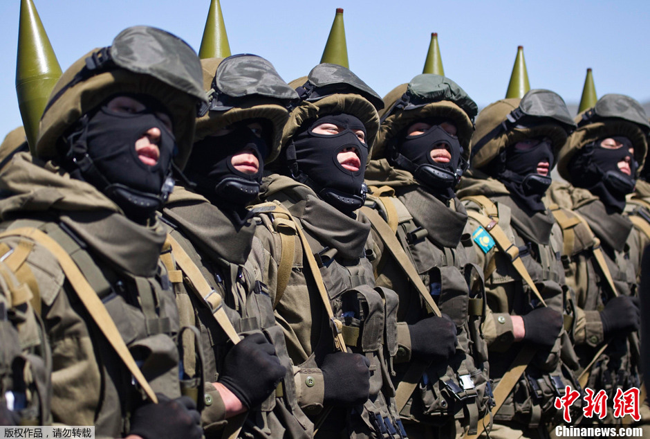哈萨克斯坦精锐部队参加阅兵 配备新式时髦步枪